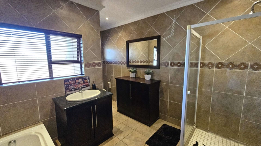5 Bedroom Property for Sale in Birdwood Estate North West
